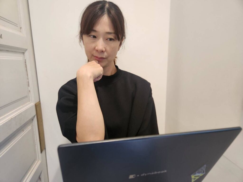 ビジネスパーソンがスマートフォンやPCで検索結果・SNSの否定的な投稿を見て困惑している様子